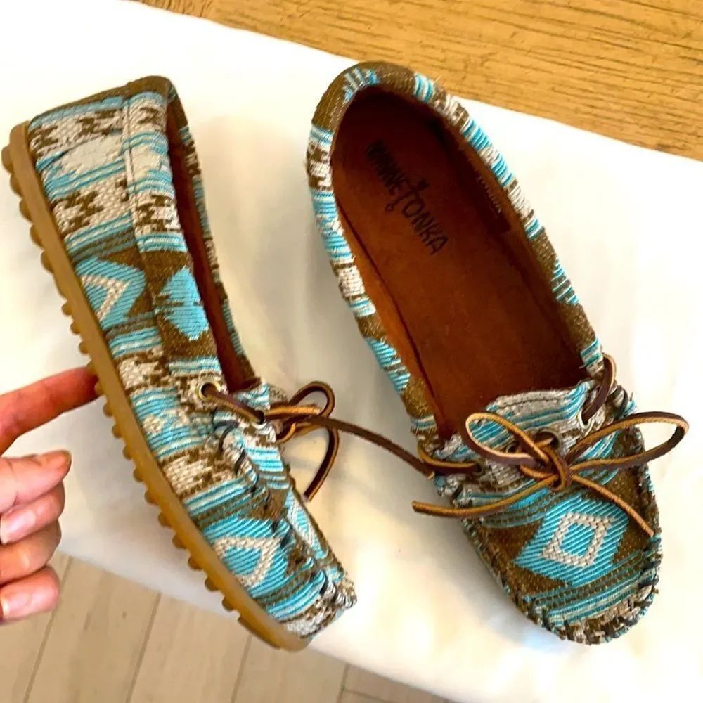 MINNETONKA SOUTHWESTERN MOTIF MOCASSINS. …